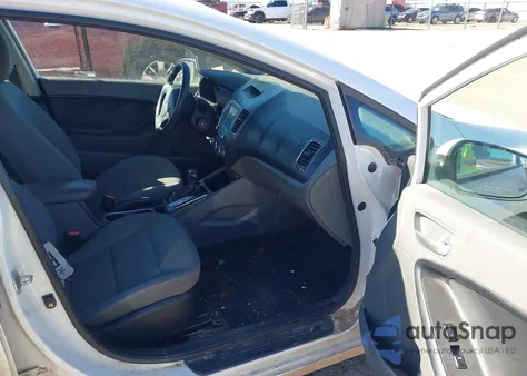 2018 Kia Forte Lx z USA, uszkodzony, nr VIN 3KPFL4A77JE205943